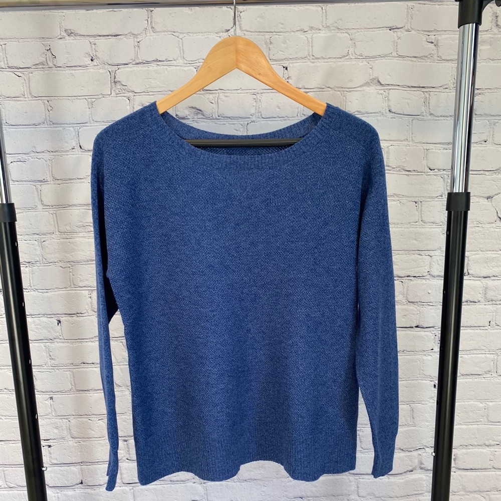 AMERICAN EAGLE OUTFITTERS NWT blue sweater